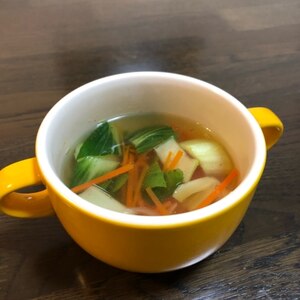 チンゲン菜と人参と玉ねぎのコンソメスープ